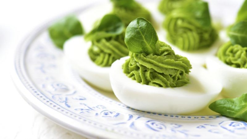 Рецепт фаршированных яиц на Пасху: лучшие варианты пикантных начинок
