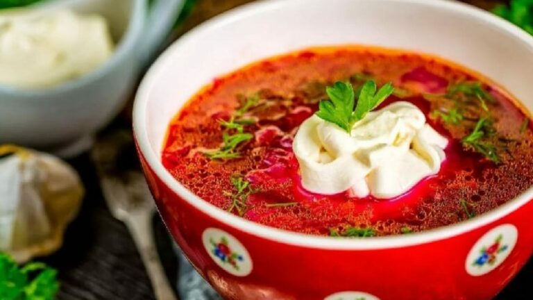 Борщ с жареной сметаной: аппетитный рецепт культового блюда от знатоков украинской кухни - today.ua
