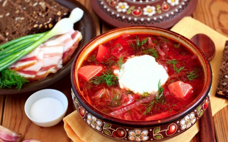 Борщ з копченим салом: старовинний рецепт неймовірно пікантної страви  - today.ua
