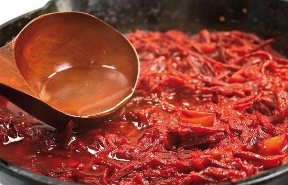 Борщ з копченим салом: старовинний рецепт неймовірно пікантної страви 
