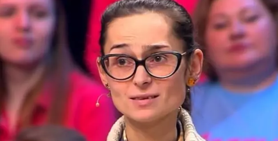 Молода дівчина перетворилася на літню жінку: що з нею зробили стилісти