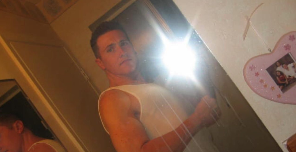 Хлопець надіслав дівчині фото, яке зруйнувало його сім'ю: одна деталь видала всі секрети - today.ua