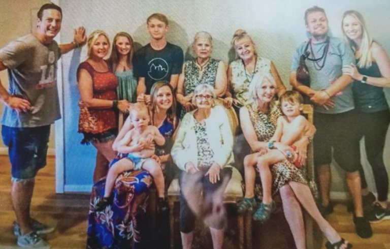 На сімейному фото з роками з'явилася приголомшлива деталь: що шокувало користувачів Мережі - today.ua
