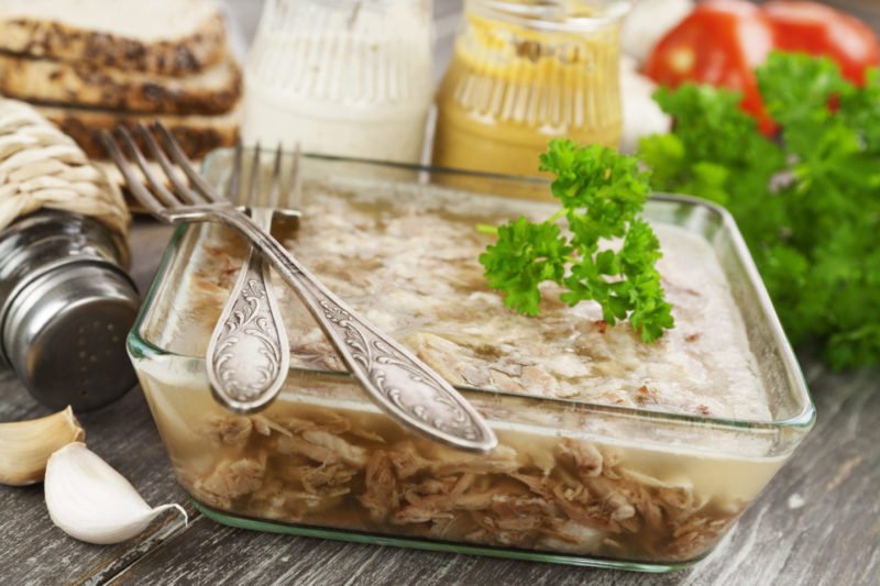 Вкусный холодец на Пасху: рецепт пикантного блюда с ароматными травами 