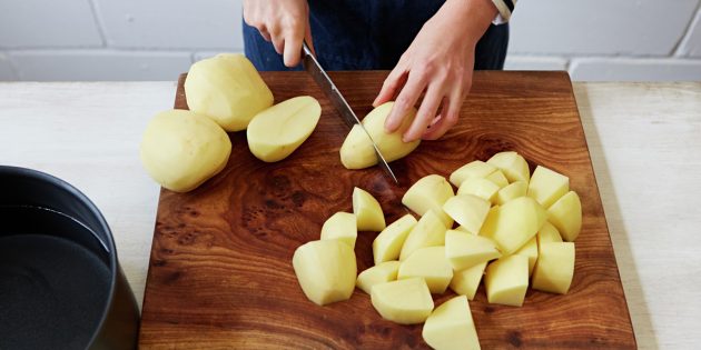 Борщ вийде наваристіше і смачніше: яку картоплю варто покласти у страву