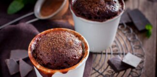 Шоколадный кекс в микроволновке: как приготовить десерт к чаю за 5 минут - today.ua