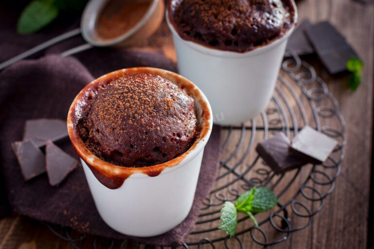 Шоколадный кекс в микроволновке: как приготовить десерт к чаю за 5 минут - today.ua