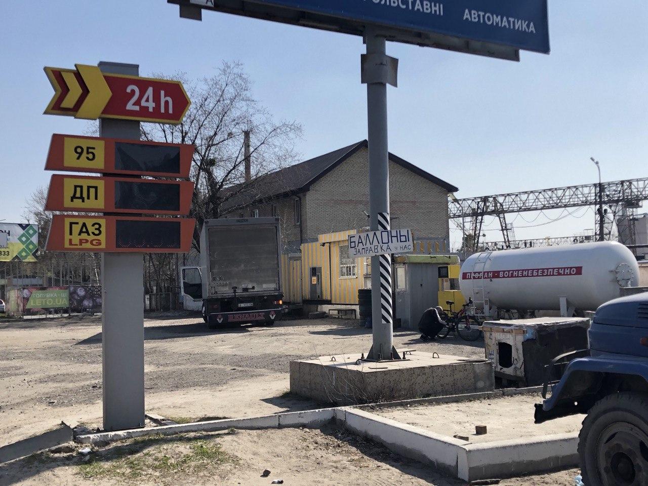 Показушная война закончилась: в Украине стали массово открываться нелегальные АЗС