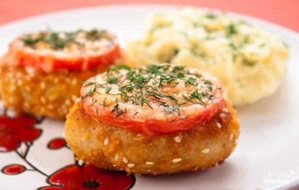 Сочные мясные котлеты с помидорами и сыром: аппетитное блюдо для сытного обеда - today.ua