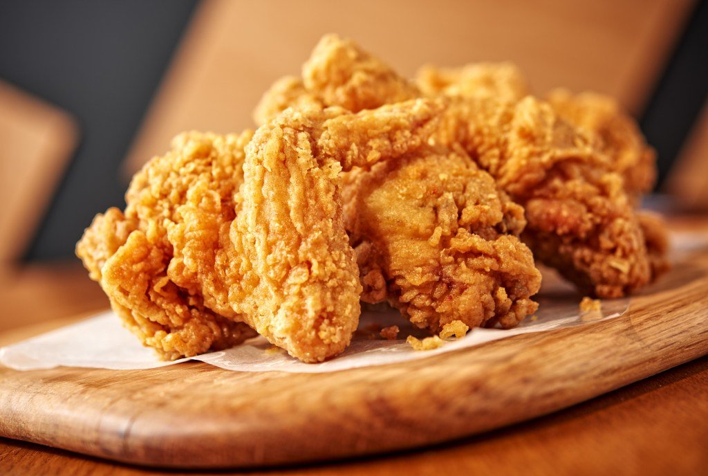 Хрусткі курячі крильця в паніровці: рецепт домашнього фастфуду нашвидкуруч