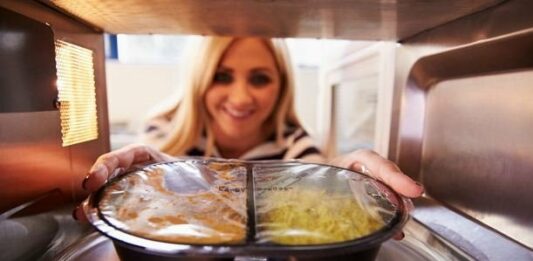 Продукты, которые опасно греть в микроволновке: полный список - today.ua