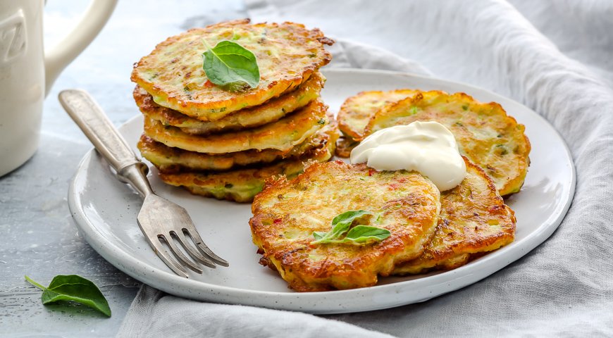 Оладки з кабачків на сніданок: як приготувати ситну страву за 15 хвилин - today.ua
