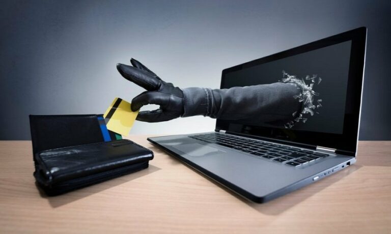 ПриватБанк атаковали мошенники: личные данные украинцев продают за $50  - today.ua