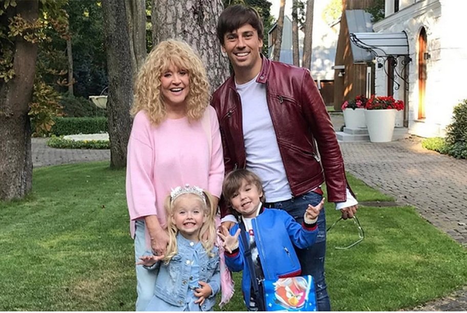 Алла Пугачова і Максим Галкін зворушили Мережу відео сімейного святкування Великодня - today.ua