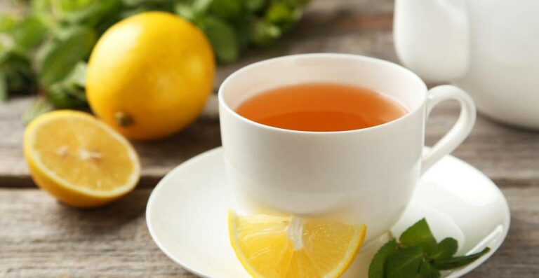 Чай с лимоном может серьезно навредить организму: кому лучше отказаться от напитка - today.ua