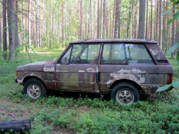 В лесу нашли брошенный Range Rover на советских номерах - today.ua