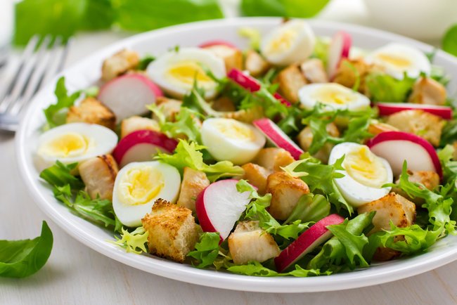 Витаминный салат из редиса и зелени: простой и вкусный рецепт сезонного блюда - today.ua
