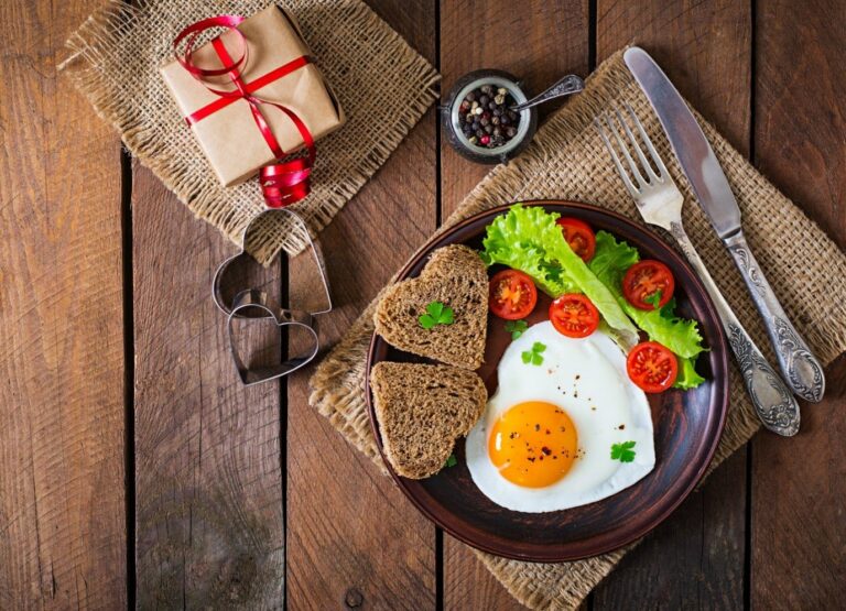Ранковий раціон: що не варто їсти натщесерце і які продукти краще підійдуть на сніданок - today.ua