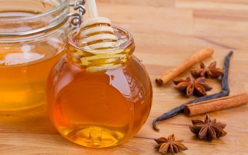Маска для обличчя з меду і кориці: рецепт кращого омолоджуючого засобу для шкіри