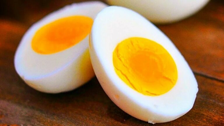 Зеленуватий наліт на жовтку вареного яйця дуже токсичний – лікарі - today.ua