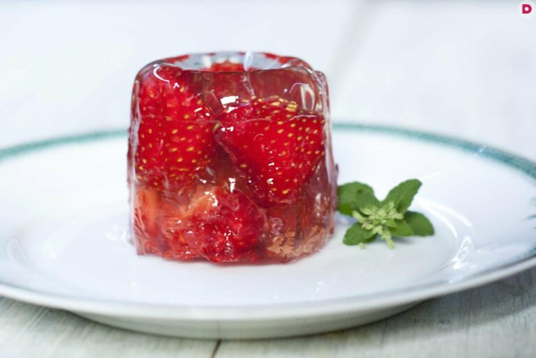 Полуничне желе з шампанським: покроковий рецепт вишуканого десерту із сезонної ягоди - today.ua
