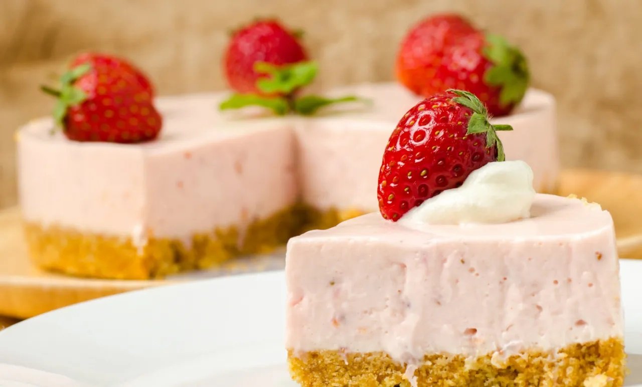 Клубничный йогуртовый торт без выпечки: простой рецепт десерта с сезонными ягодами