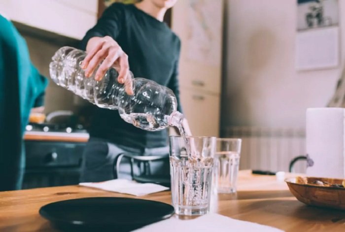 Жінка врятувала свою родину від загибелі з допомогою склянки з водою
