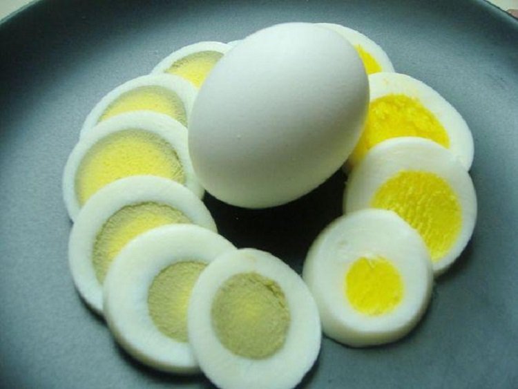 Зеленоватый налет на желтке вареного яйца очень токсичен – врачи