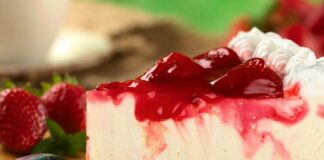 Клубничный йогуртовый торт без выпечки: простой рецепт десерта с сезонными ягодами - today.ua