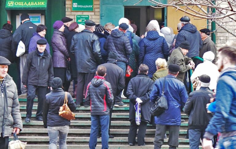 Пенсионеры Украины штурмуют банки: у людей появились проблемы пострашнее коронавируса - today.ua