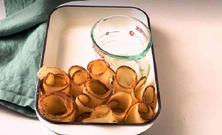 Запечена картопля – смачніша за чіпси: рецепт хрусткої закуски до свята і на кожен день