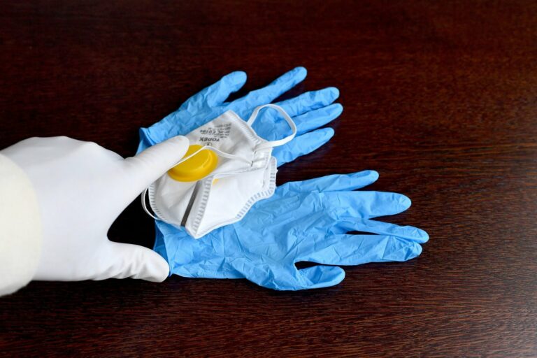 Чи захищають медичні рукавички від коронавірусу: вчені дали пояснення - today.ua