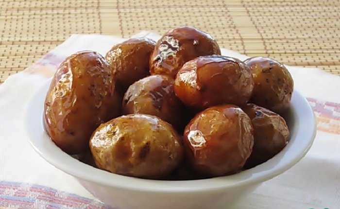 Молода картопля в карамелі: рецепт страви, яка не залишить байдужим - today.ua