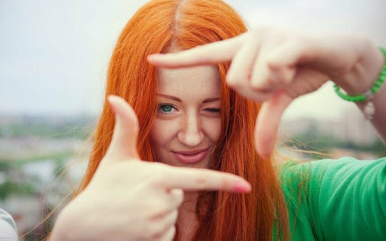 Прическа и новый цвет волос превратили девушку из рыжего клоуна в суперблондинку - today.ua
