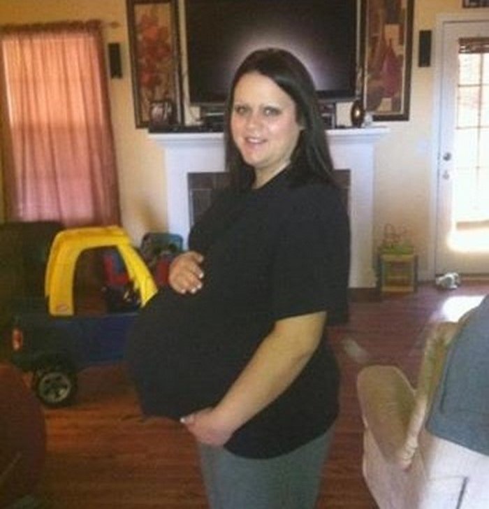 Чоловік сфотографував свою вагітну дружину напередодні пологів: яка деталь на фото врятувала жінці життя 