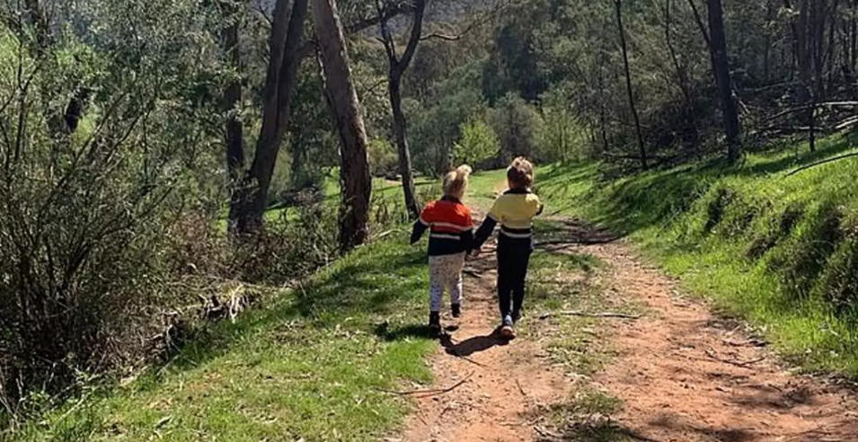 Жінка зробила фото своїх дітей, не підозрюючи, яка небезпека їм загрожує