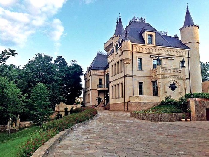У Пугачевой забирают роскошный замок: “Сталина на вас нет“ 