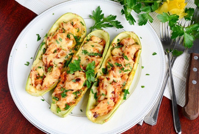 Кабачки на обід: як смачно запекти овочі з фаршем під сиром і помідорами