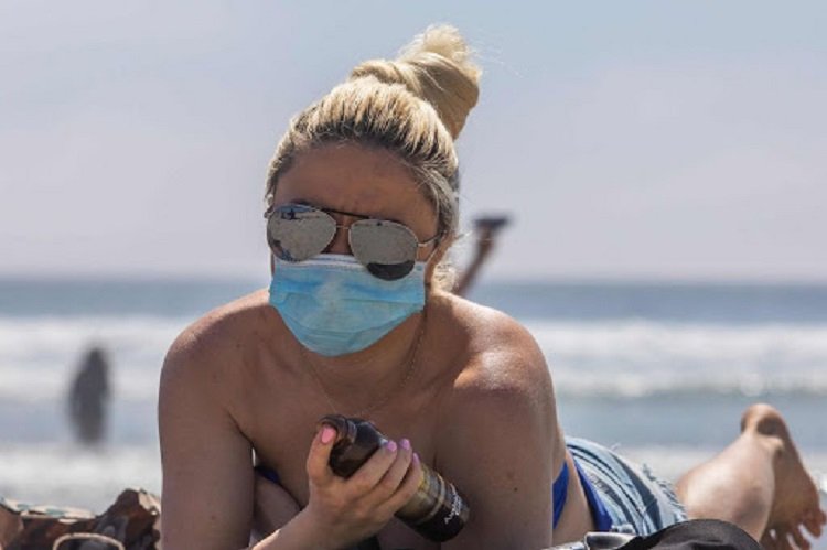 На пляж в маске: в Минздраве рассказали, как отдыхать, чтобы не заработать штраф