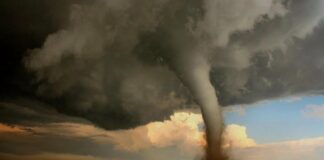 Потужний торнадо пронісся над Тернопільською областю – відео: Україна перетворюється в Техас - today.ua