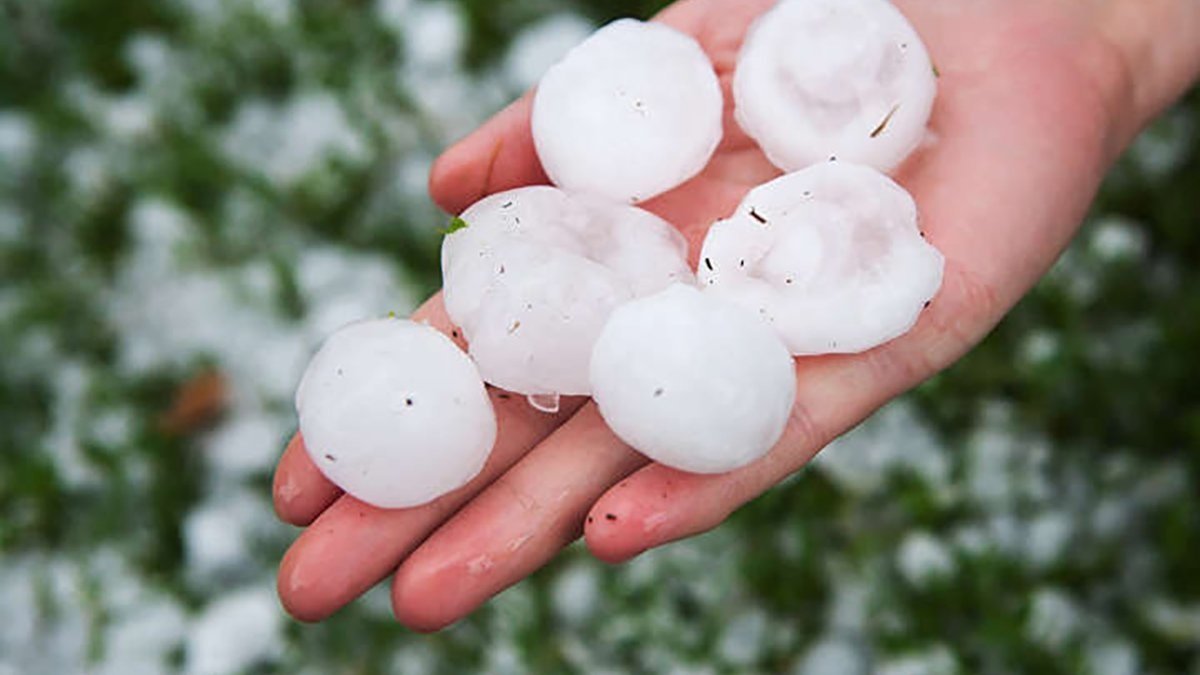 Мощный ливень и град обрушились на Украину: смыты мосты, уничтожен урожай