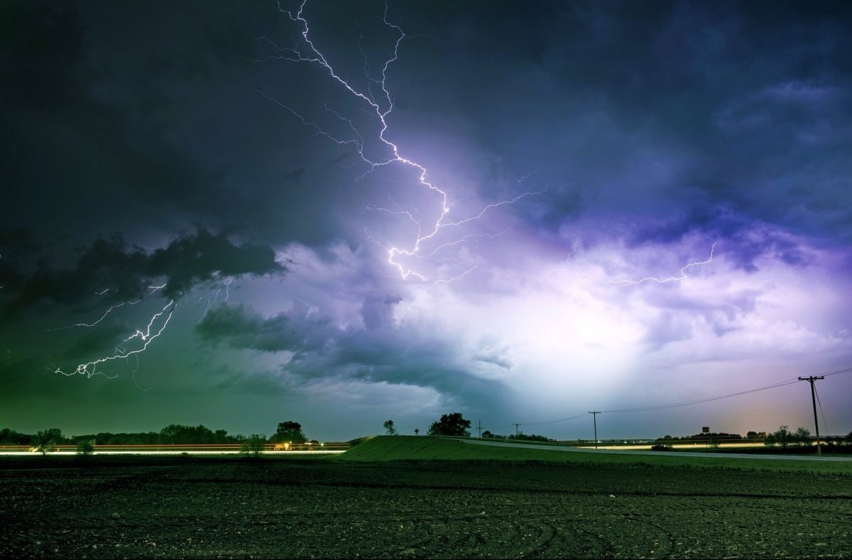 На Україну насуваються град, шквали та зливи: оголошено штормове попередження