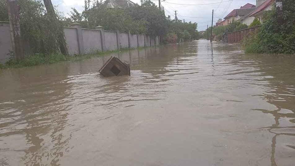Сильні зливи та смерчі залишили українців без даху над головою: фото наслідків стихії 