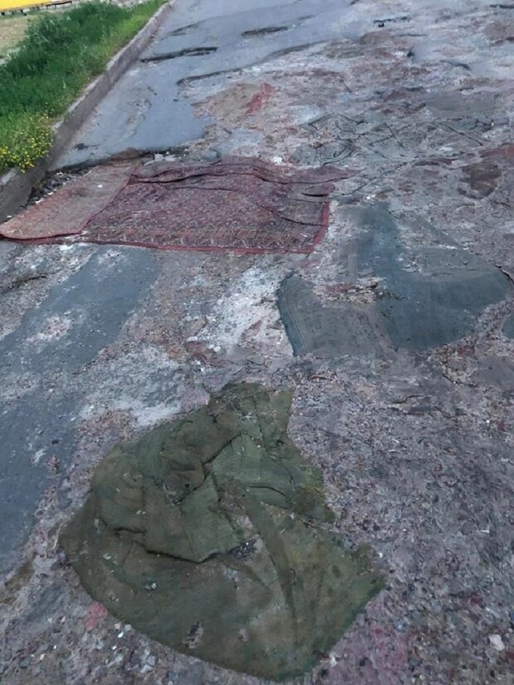 Дорожні ями застелили килимами: такого в Україні ви ще точно не бачили