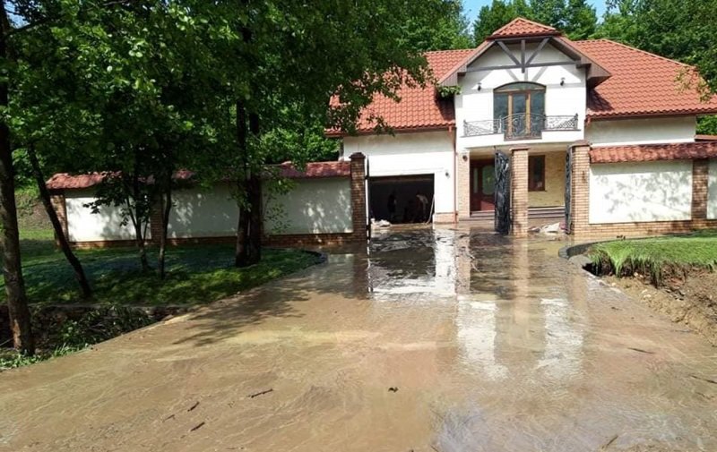Потужна злива з градом обрушилися на Україну: змиті мости, знищено врожай