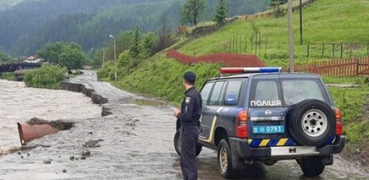 Сильні зливи та смерчі залишили українців без даху над головою: фото наслідків стихії  - today.ua