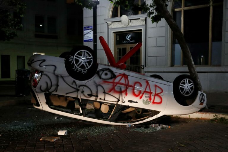 Вандалы в автосалоне уничтожили новые Mercedes – видео  - today.ua