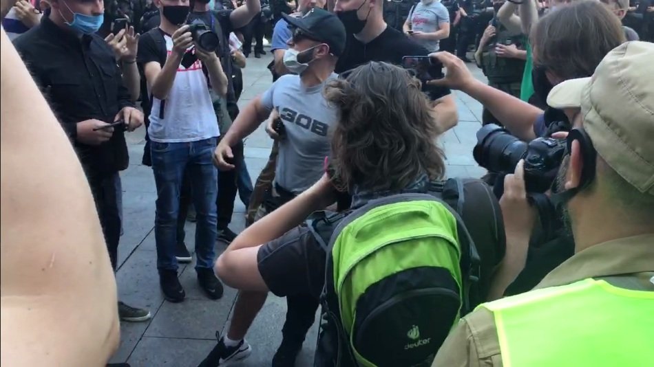 Вуличні "радикали" пішли в атаку на прихильників Шарія: що відбулося під Офісом президента