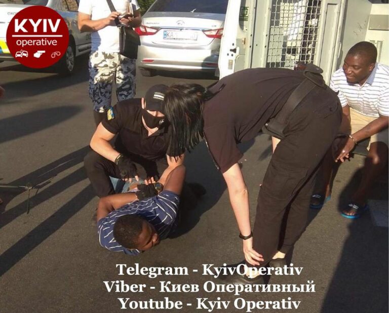 ДТП с пьяными темнокожими мужчинами под Киевом: украинские патрульные рискнули задержать нарушителей - today.ua