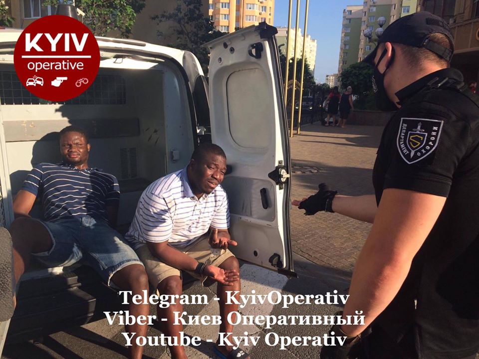 ДТП с пьяными темнокожими мужчинами под Киевом: украинские патрульные рискнули задержать нарушителей